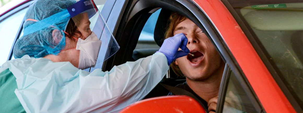 huisarts neemt covid test af bij automobilist